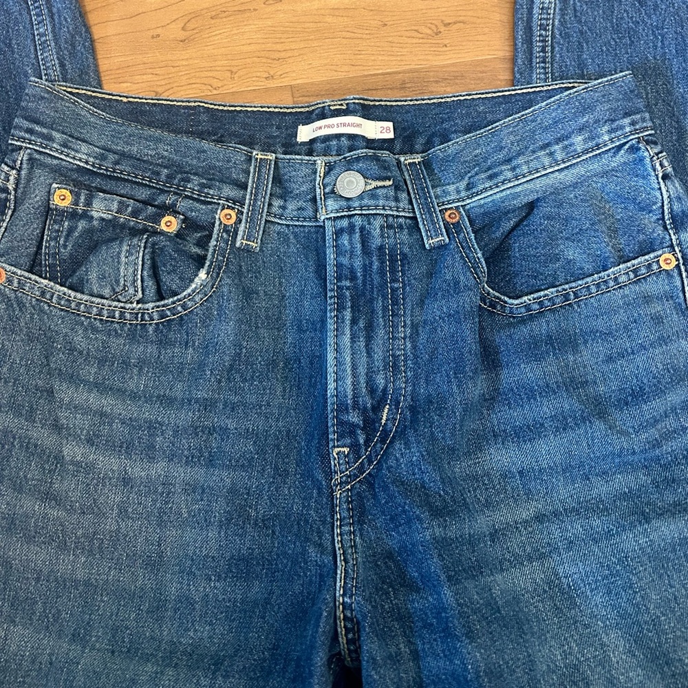 Levi’s mom jeans- size 28r